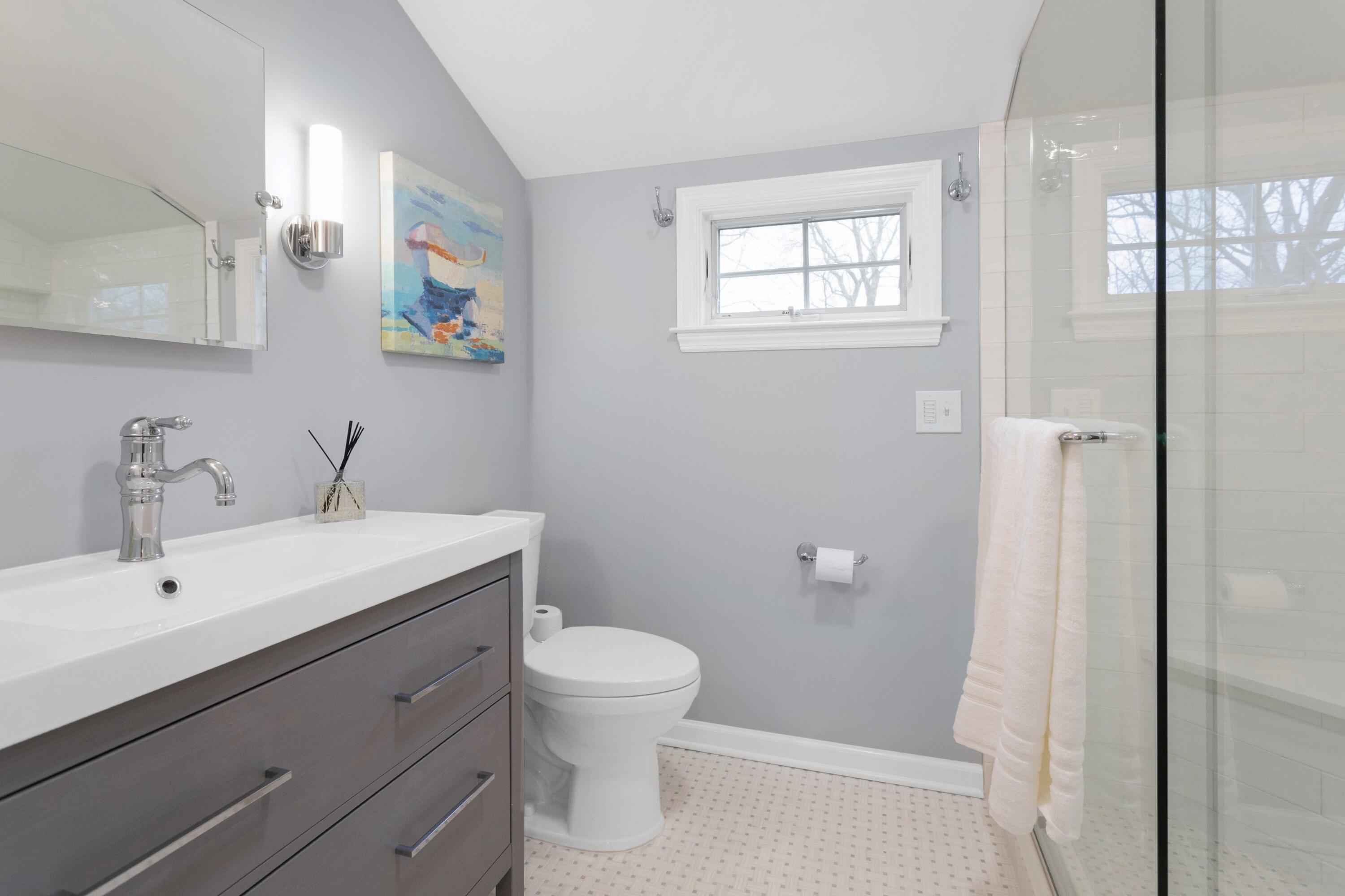 103 Hollow Tree Ridge Road Darien, CT 06820 - Photo 26 of 35 a bathroom with a toilet a sink a shower and mirror