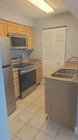 $1,590 | Royal Poinciana Condominium, Pompano Beach, FL 33069