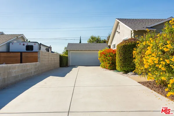 a view of a garage