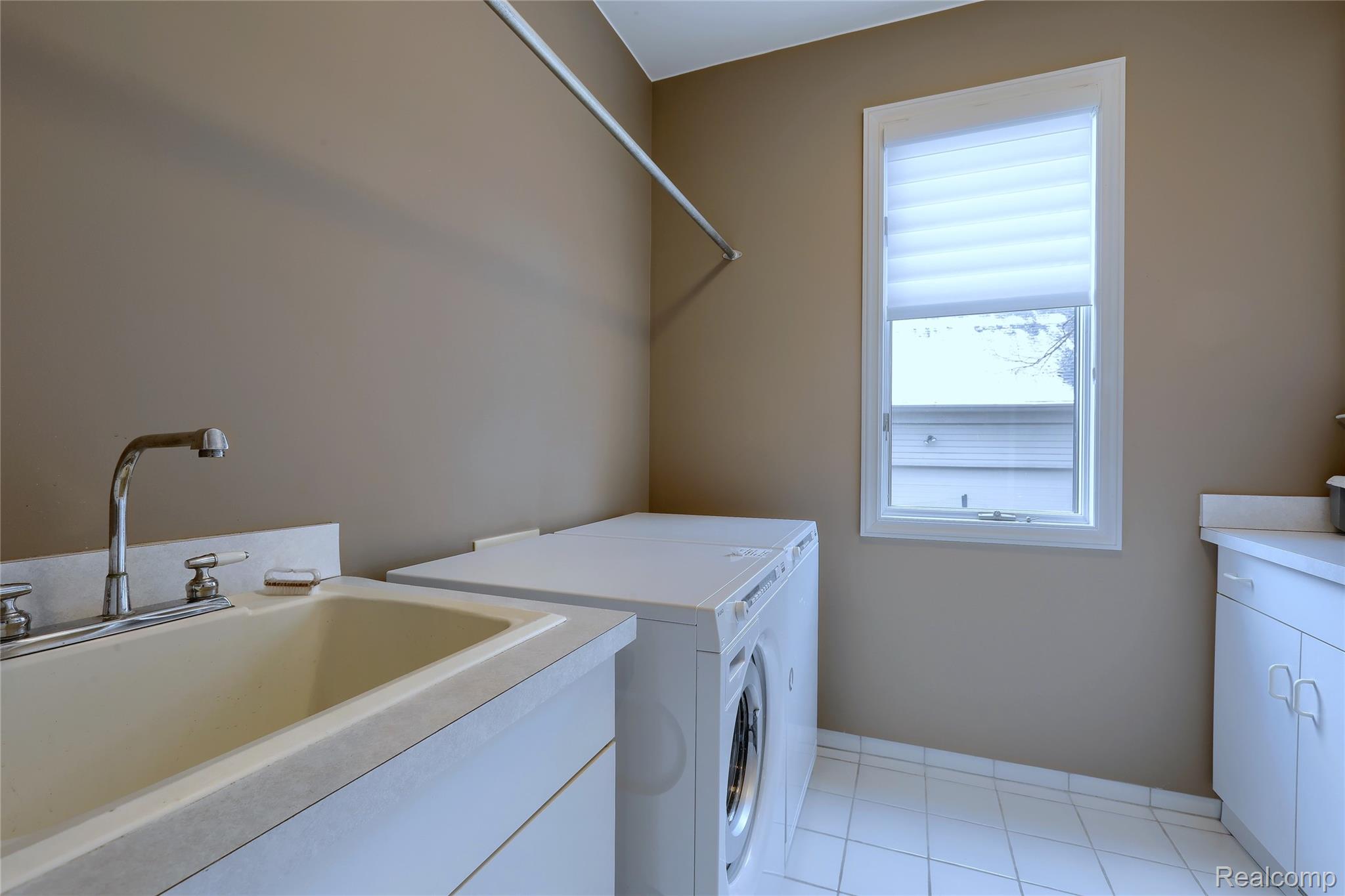1721 Archers Pointe Rochester, MI 48306 - Photo 30 of 58 Laundry area