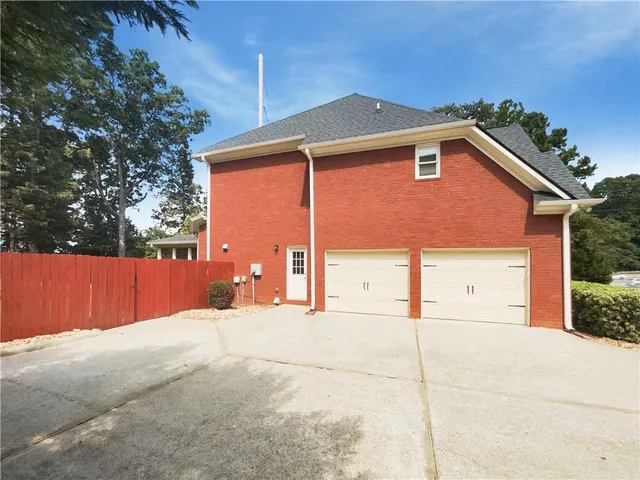 $900,000 | 1900 Chattahoochee Run Drive, Suwanee, GA 30024