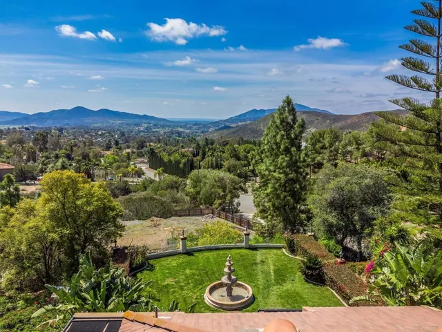 a view of a back yard