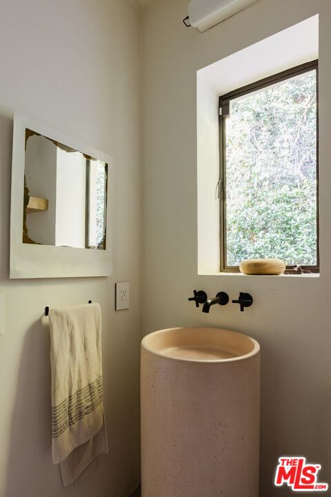 1830 Old Orchard Road Los Angeles, CA 90049 - Photo 26 of 30 a bathroom with a sink and a window