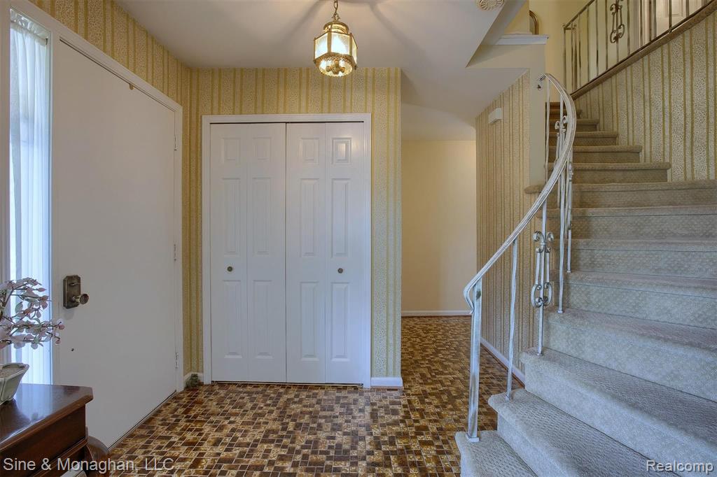 35 Vernier Road Grosse Pointe Shores, MI 48236 - Photo 2 of 38