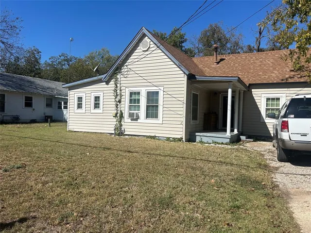 a view of a house with a backyard