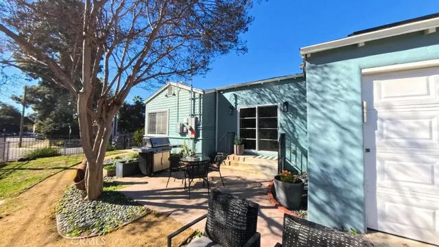 a view of a house with backyard and sitting area