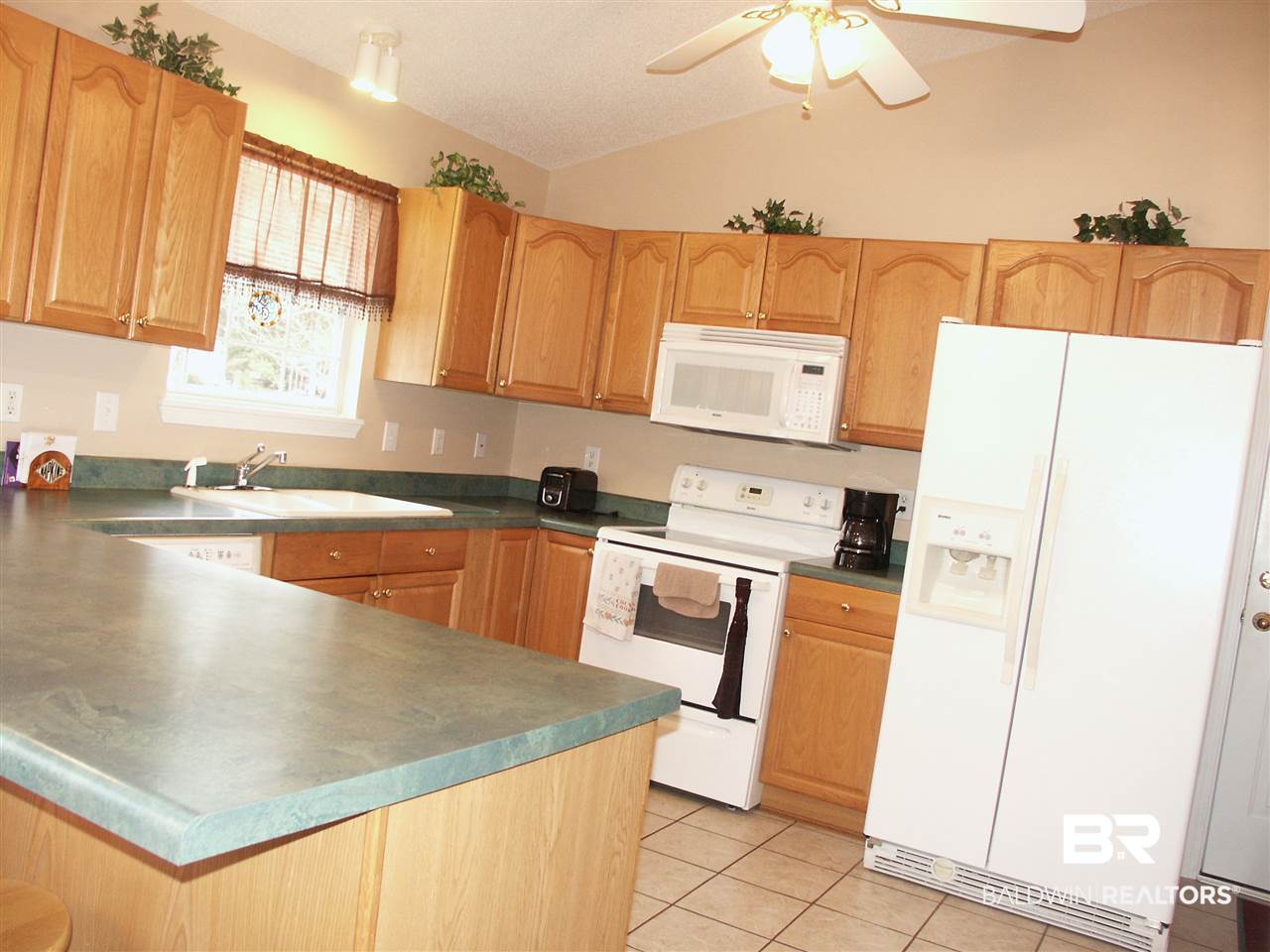 1992 Ridgewood Drive Lillian, AL 36549 - Photo 4 of 18 Kitchen with Appliances