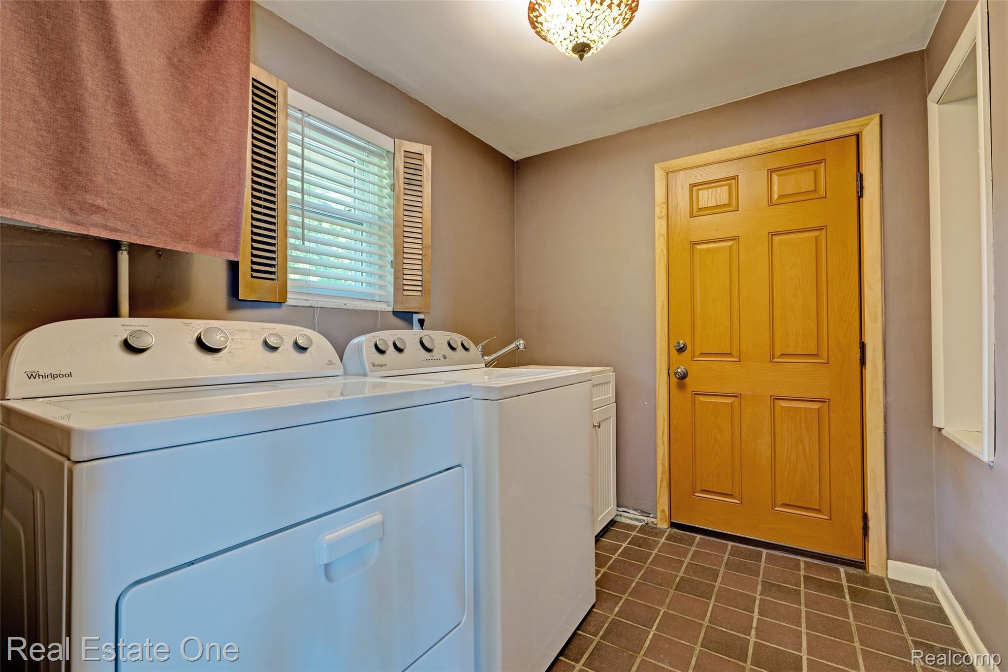 1140 Seneca Road Lake Orion, MI 48362 - Photo 13 of 65 12) Laundry Room.jpg