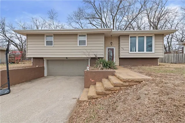 $250,000 | 332 Matthews Lane, Gower, MO 64454