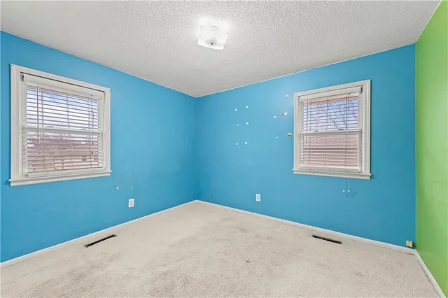 $250,000 | 332 Matthews Lane, Gower, MO 64454