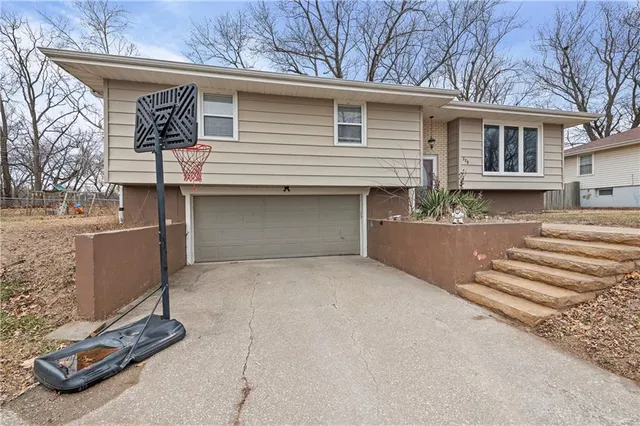 $250,000 | 332 Matthews Lane, Gower, MO 64454