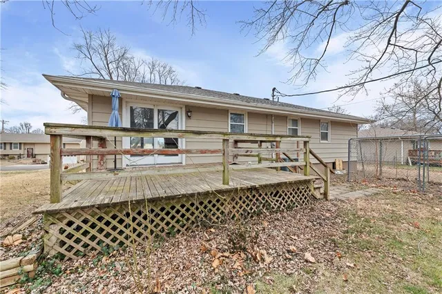 $250,000 | 332 Matthews Lane, Gower, MO 64454