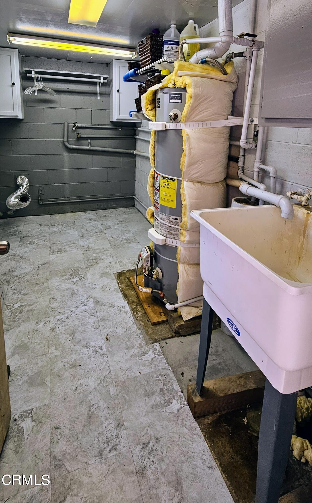 1157 Eugene Maricopa Ca Maricopa, CA 93252 - Photo 14 of 28 a utility room with dryer and washer