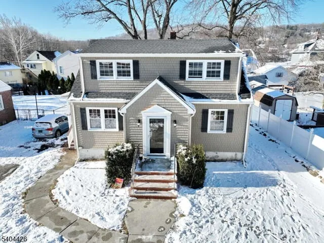 a view of a house with backyard