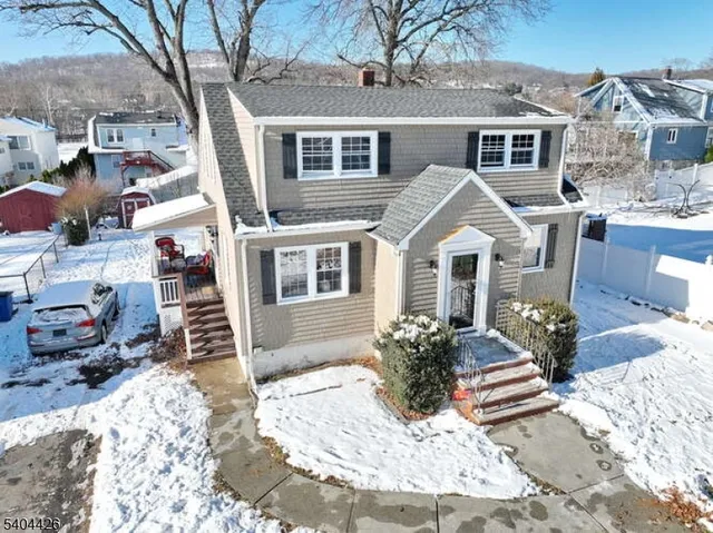 a view of a house with backyard