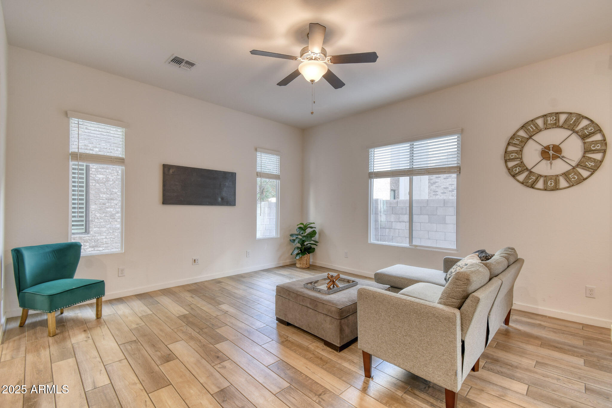 901 South Smith Road, Unit 1065 Tempe, AZ 85281 - Photo 6 of 26 a living room with furniture and a window
