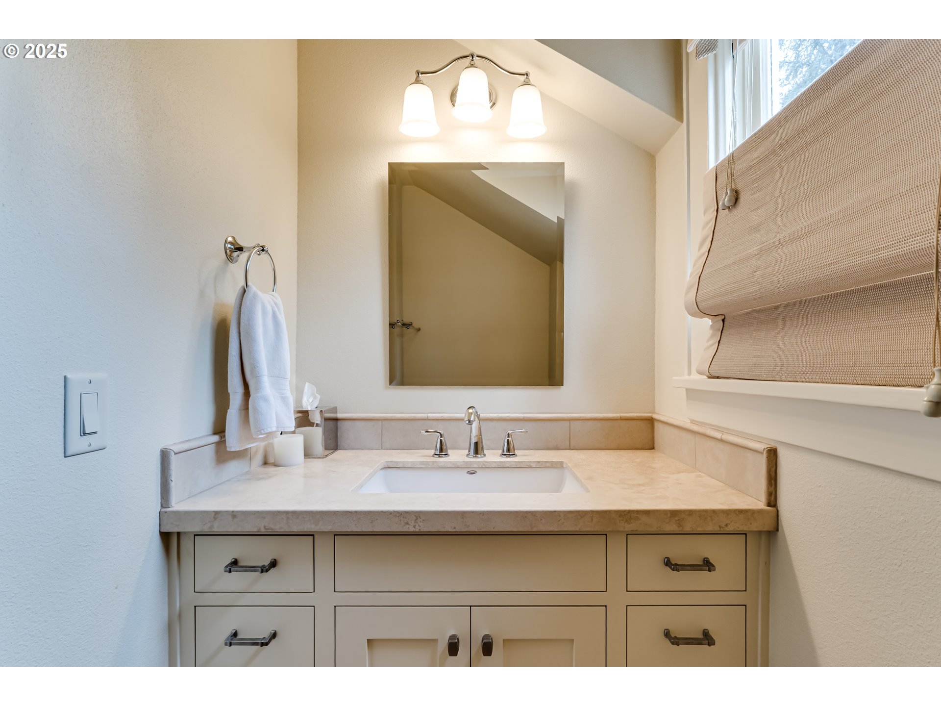 1976 University Street Eugene, OR 97403 - Photo 16 of 36 a bathroom with a sink vanity and a mirror