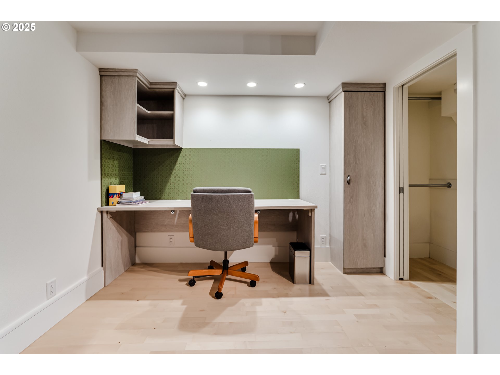 1976 University Street Eugene, OR 97403 - Photo 27 of 36 a workspace with furniture and a potted plant