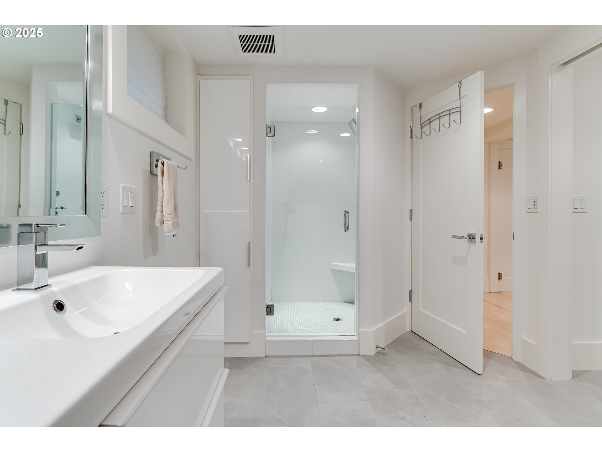 1976 University Street Eugene, OR 97403 - Photo 28 of 36 a bathroom with a bathtub shower sink and mirror