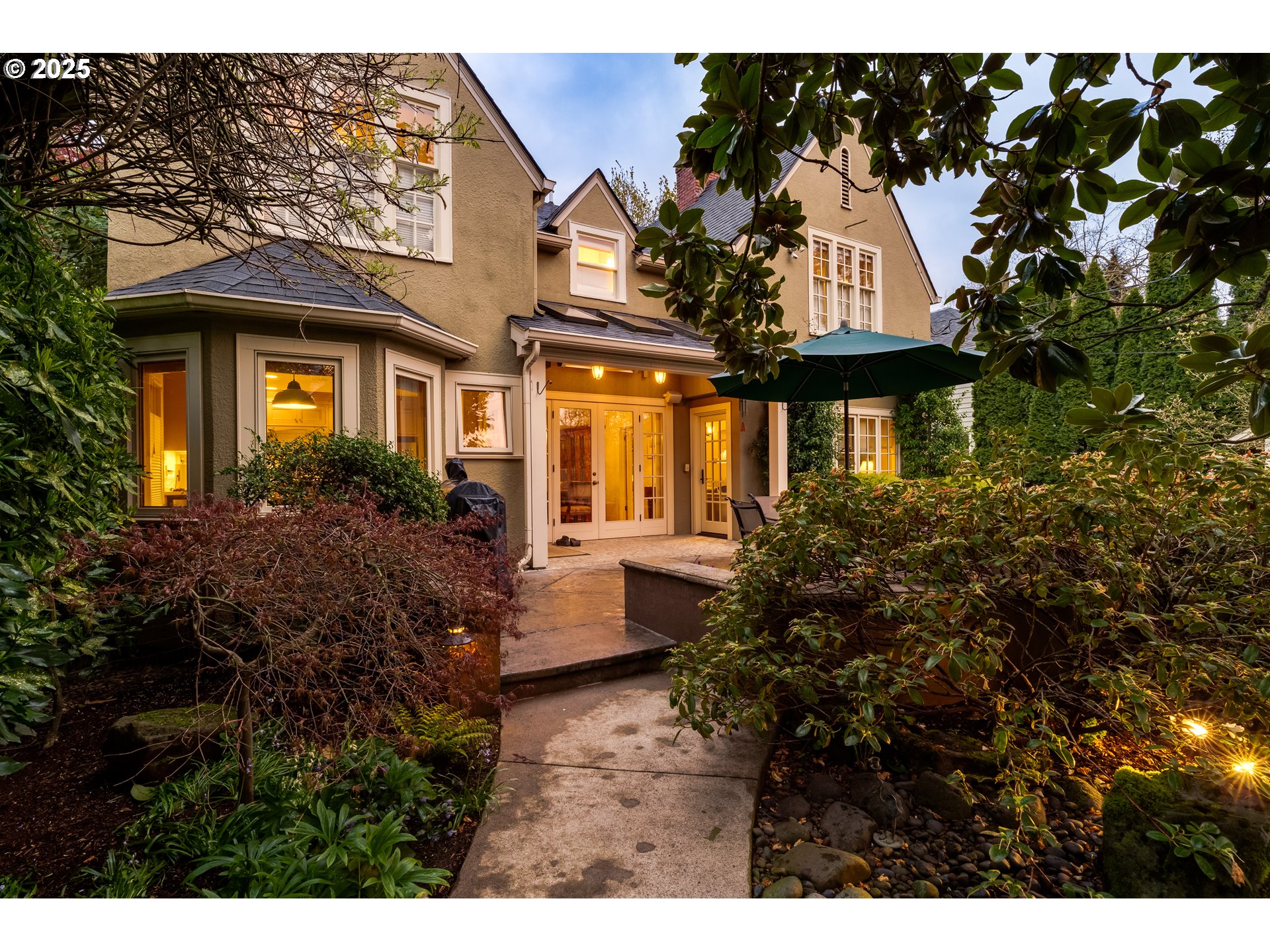 1976 University Street Eugene, OR 97403 - Photo 31 of 36 a front view of a house with a yard