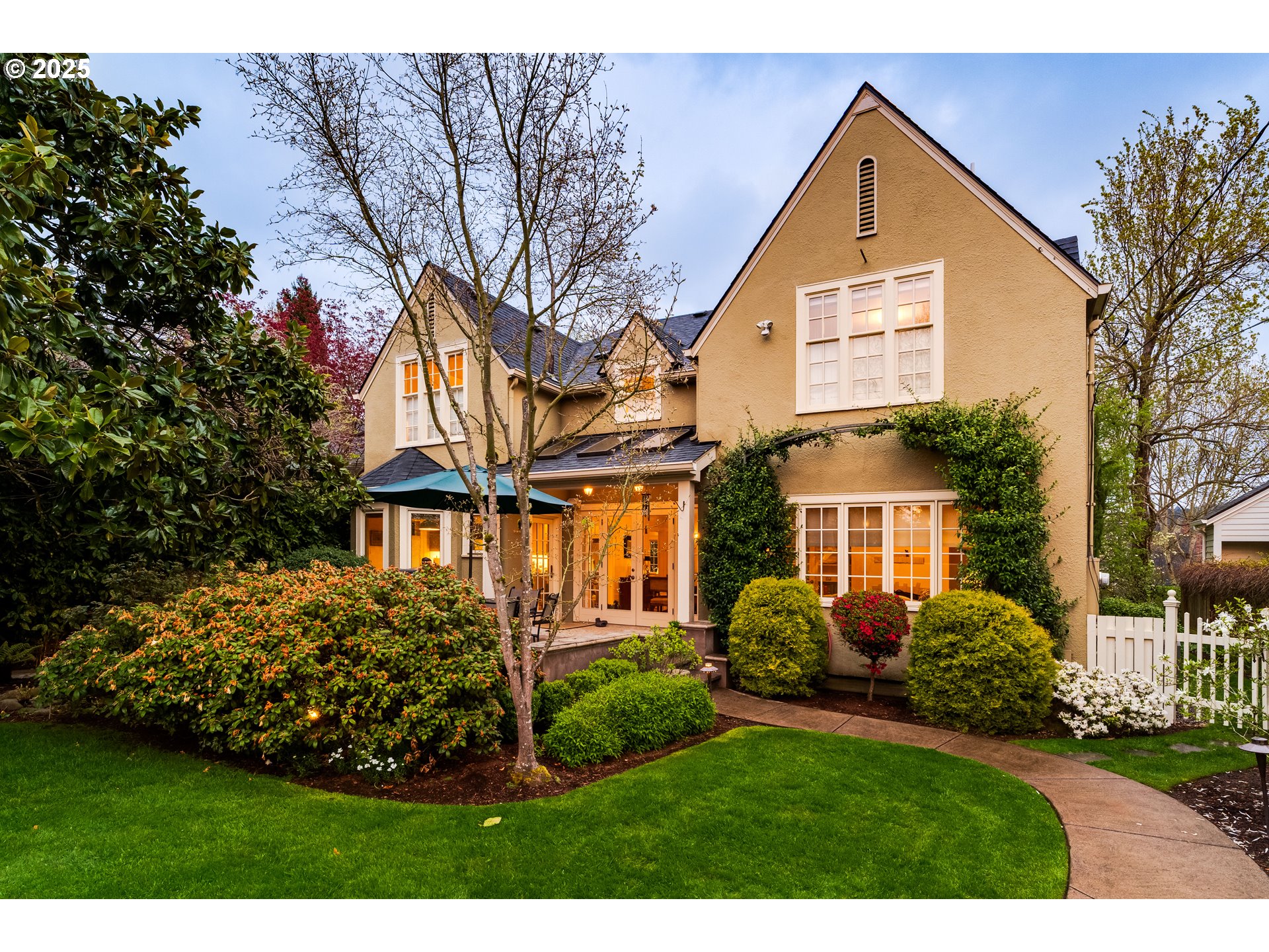 1976 University Street Eugene, OR 97403 - Photo 33 of 36 a front view of a house with a yard