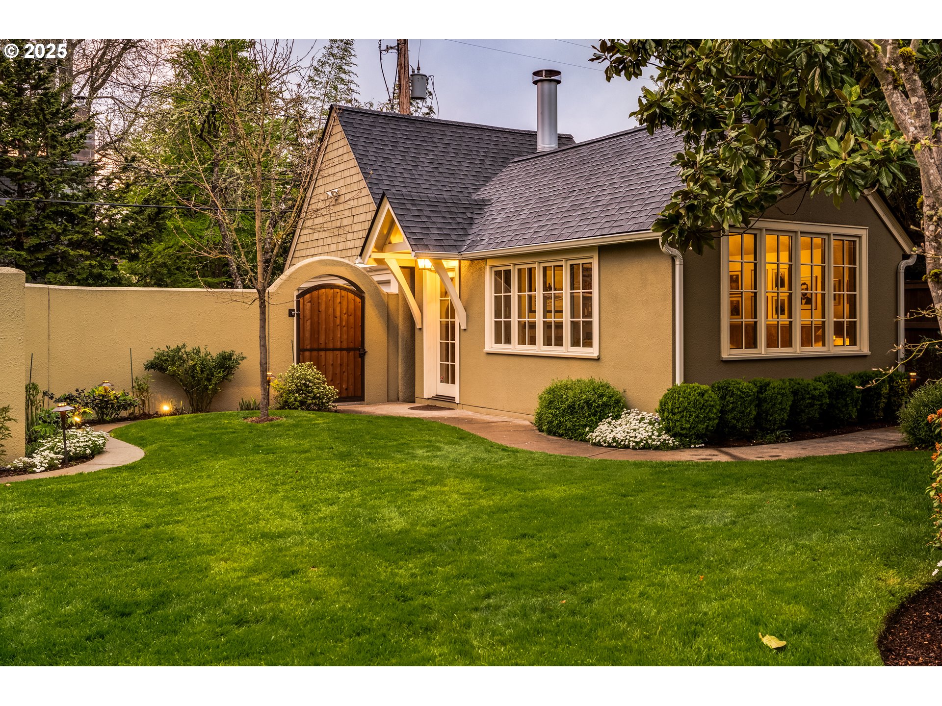 1976 University Street Eugene, OR 97403 - Photo 34 of 36 a front view of a house with a yard