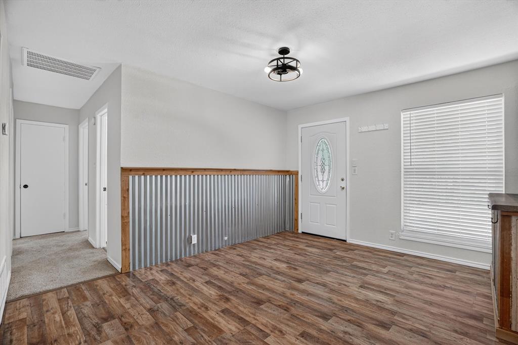 186 Garnet Road Springtown, TX 76082 - Photo 5 of 37