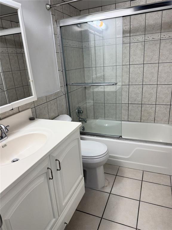 12760 Indian Rocks Road, Unit 562 Largo, FL 33774 - Photo 9 of 22 a bathroom with a sink a toilet and shower