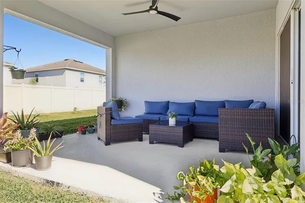 a view of a house with backyard