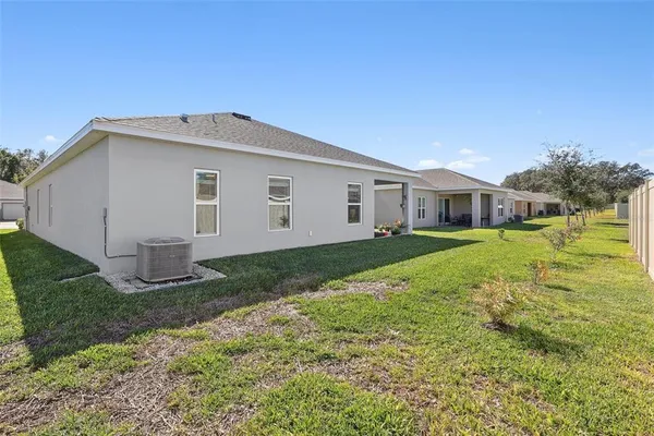 a view of a house with yard and plants
