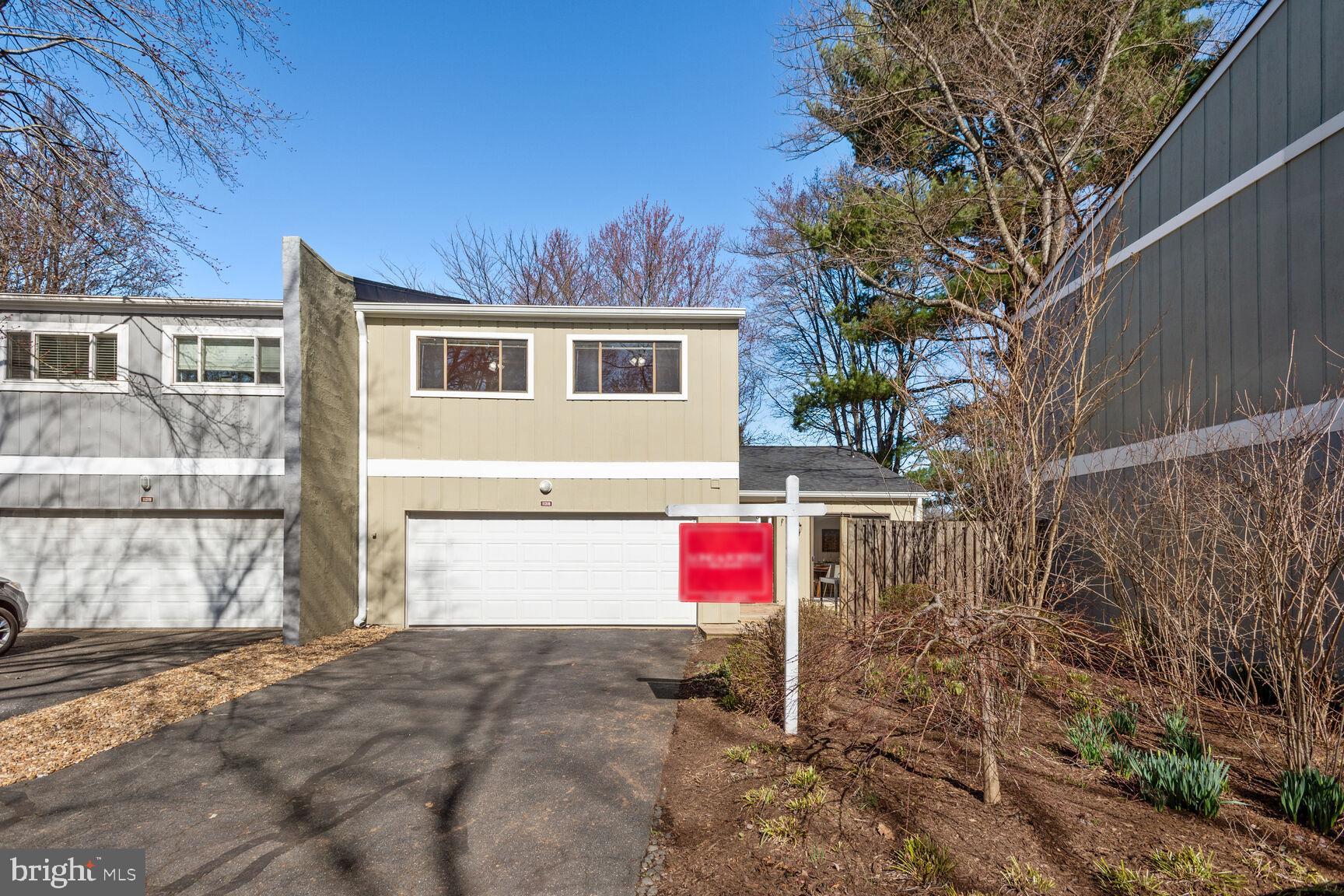 11316 Links Court Reston, VA 20190 - Photo 2 of 28 WELCOME HOME !!