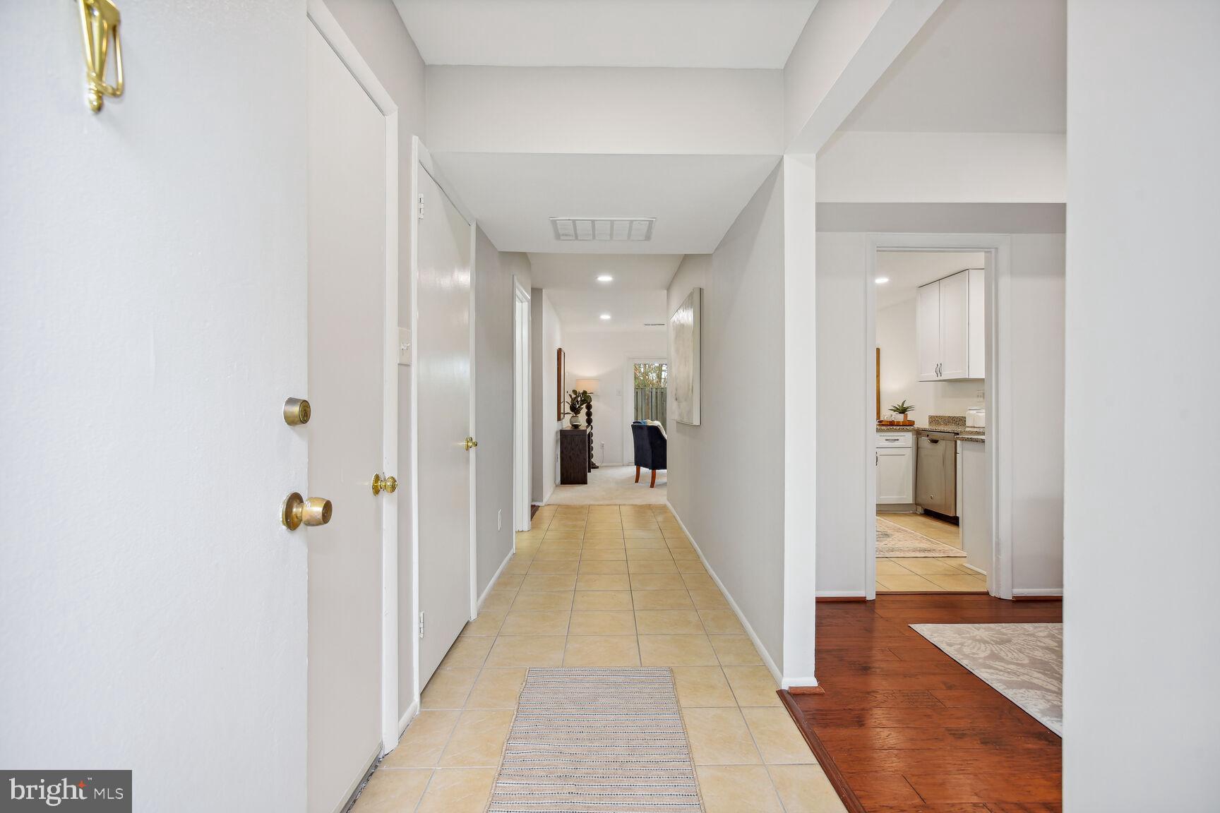 11316 Links Court Reston, VA 20190 - Photo 4 of 28 Enty Foyer