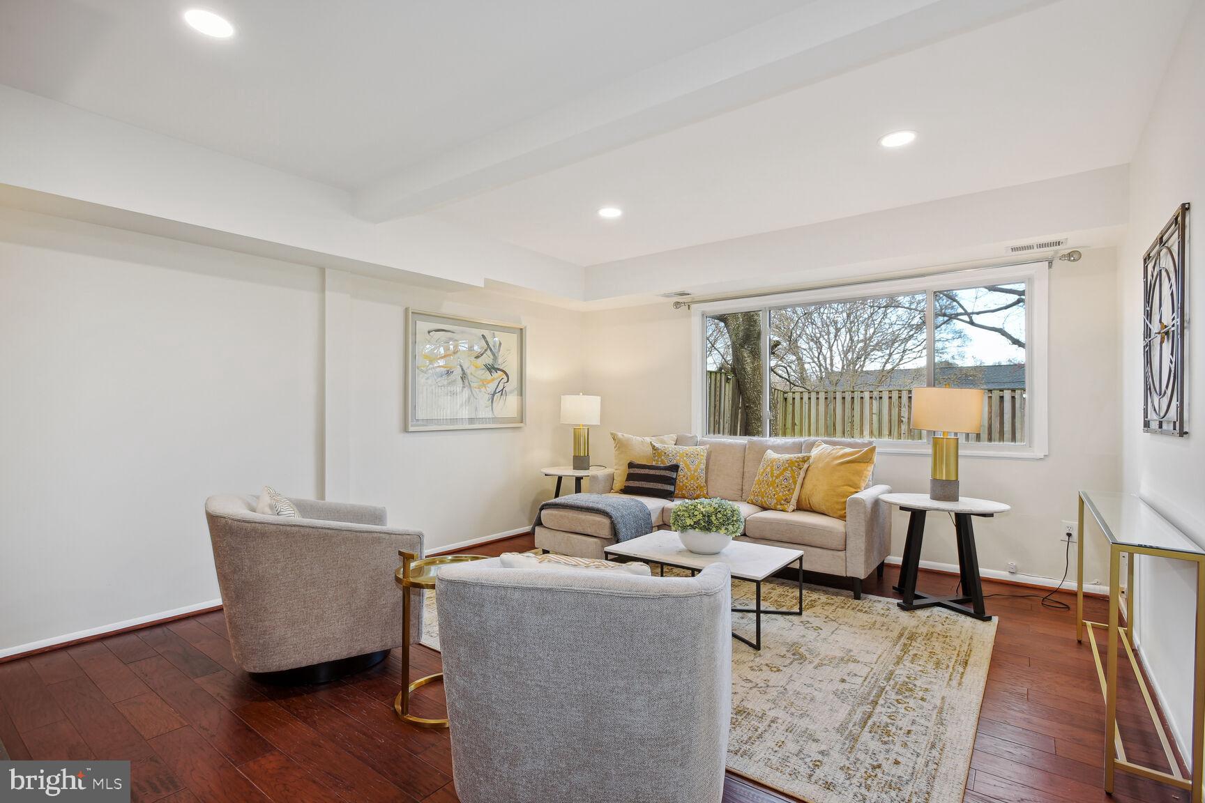 11316 Links Court Reston, VA 20190 - Photo 8 of 28 Living Room