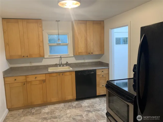 $425,000 | 12811 10th Avenue South, Burien, WA 98168