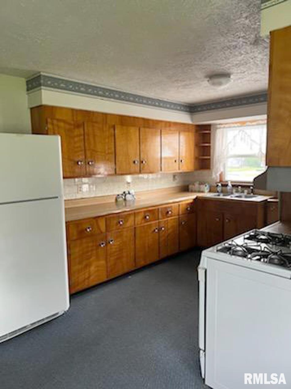 1516 Spring Bay Road East Peoria, IL 61611 - Photo 6 of 13 Gallery Image 6