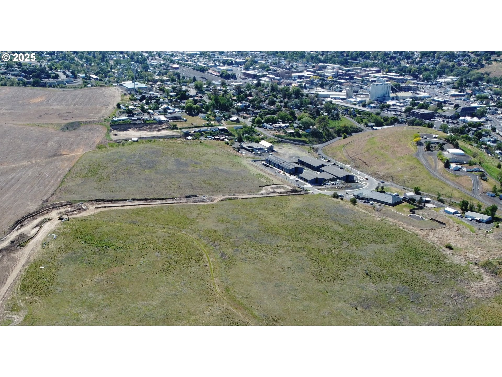 Goad Road, Unit 600 Pendleton, OR 97801 - Photo 3 of 4 a view of a city