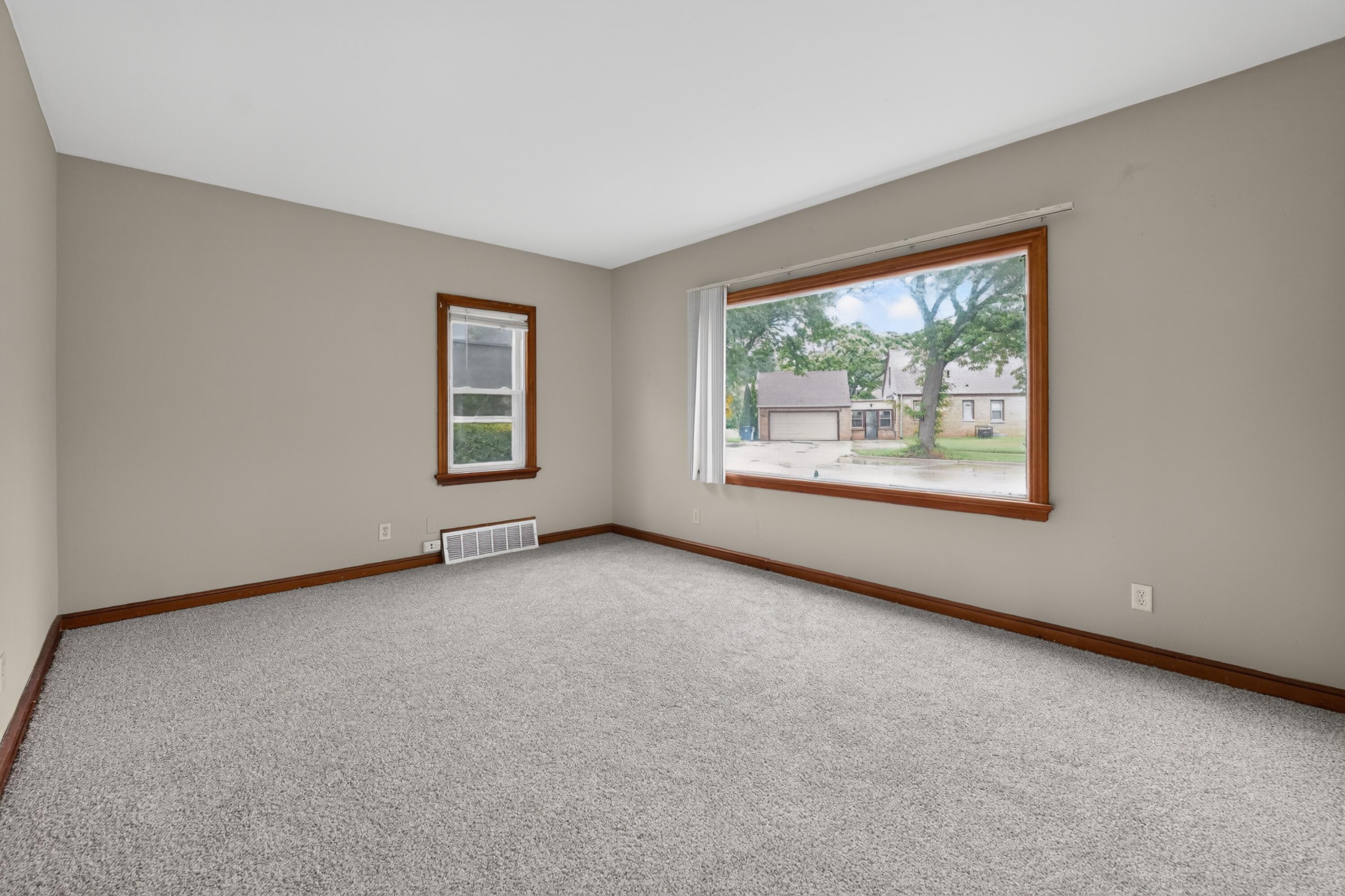 4109 North 39th Street Milwaukee, WI 53216 - Photo 13 of 37 19_4109_N_39th_St-Living_room-8692