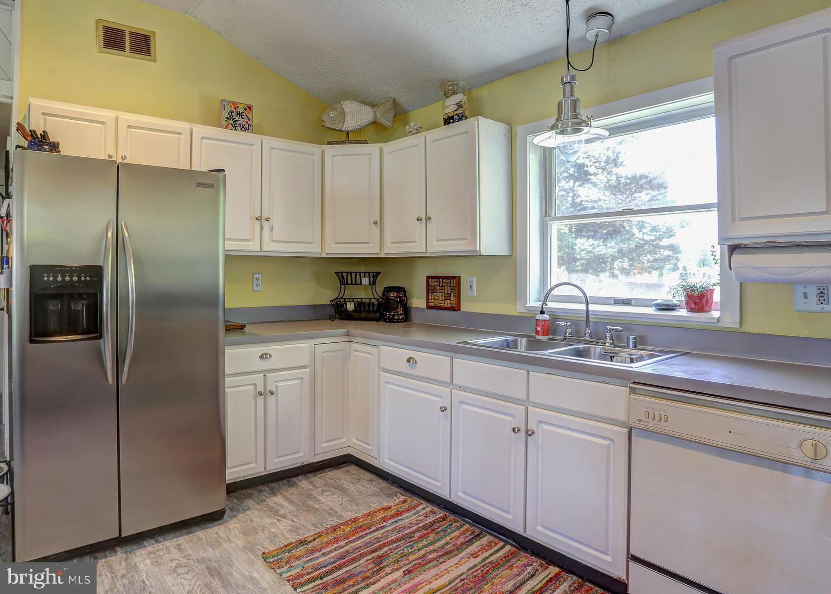 2016 Poplar Ridge Road Pasadena, MD 21122 - Photo 21 of 34 Kitchen with stainless refrigerator