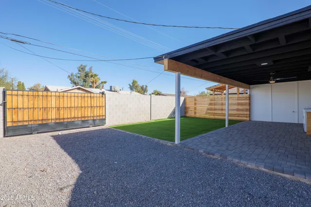 a view of a backyard