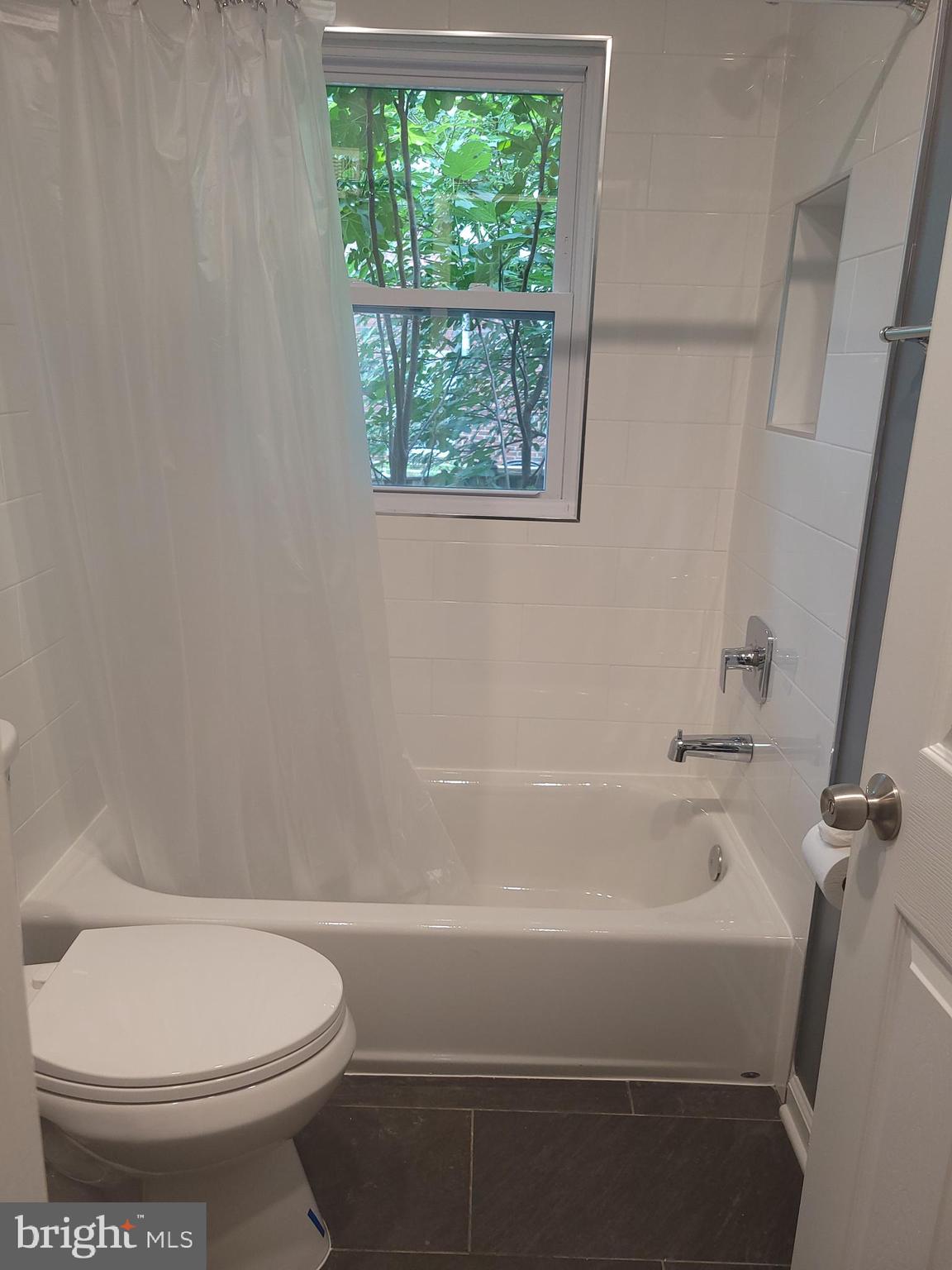 2250 North Quantico Street Arlington, VA 22205 - Photo 19 of 47 a bathroom with a white toilet and a bath tub