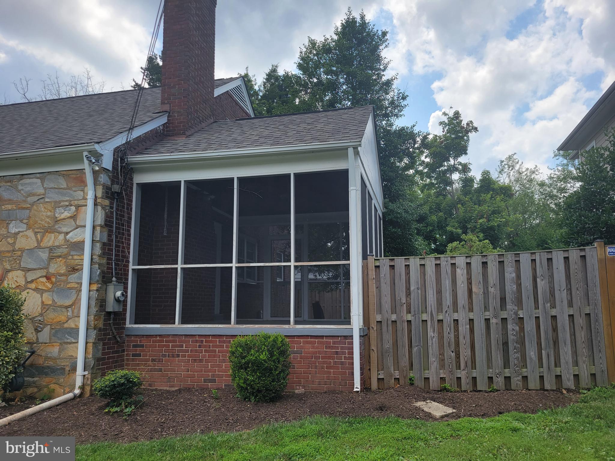 2250 North Quantico Street Arlington, VA 22205 - Photo 21 of 47 a view of front door with a yard