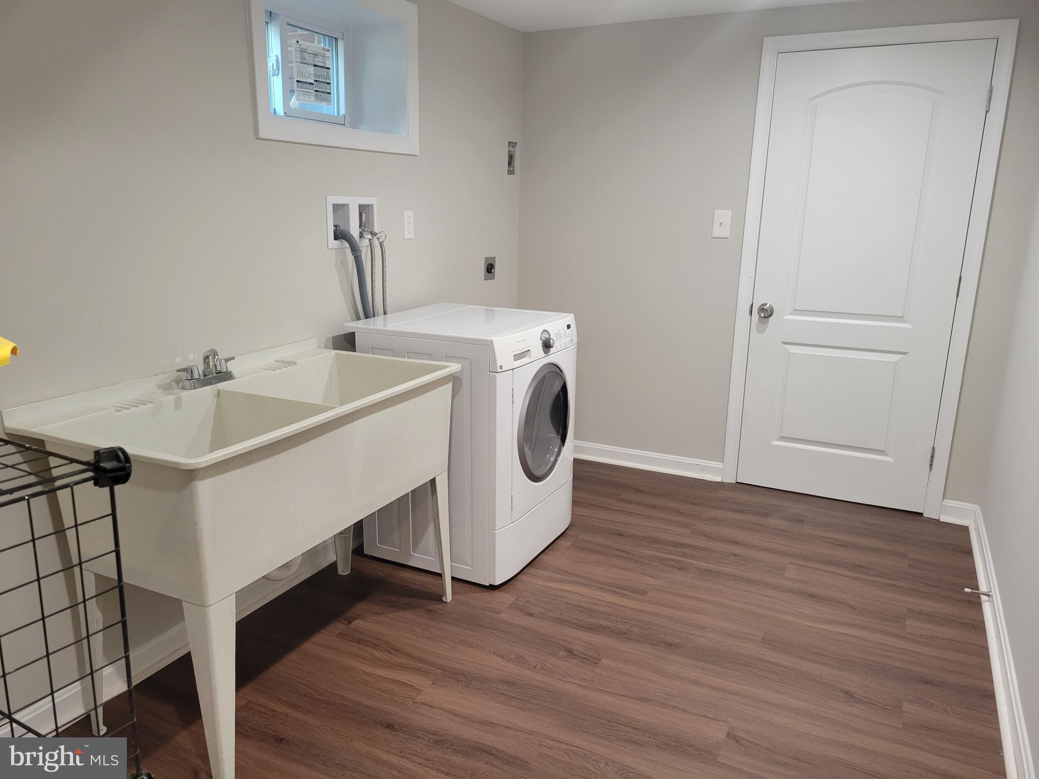 2250 North Quantico Street Arlington, VA 22205 - Photo 38 of 47 a utility room with dryer and washer