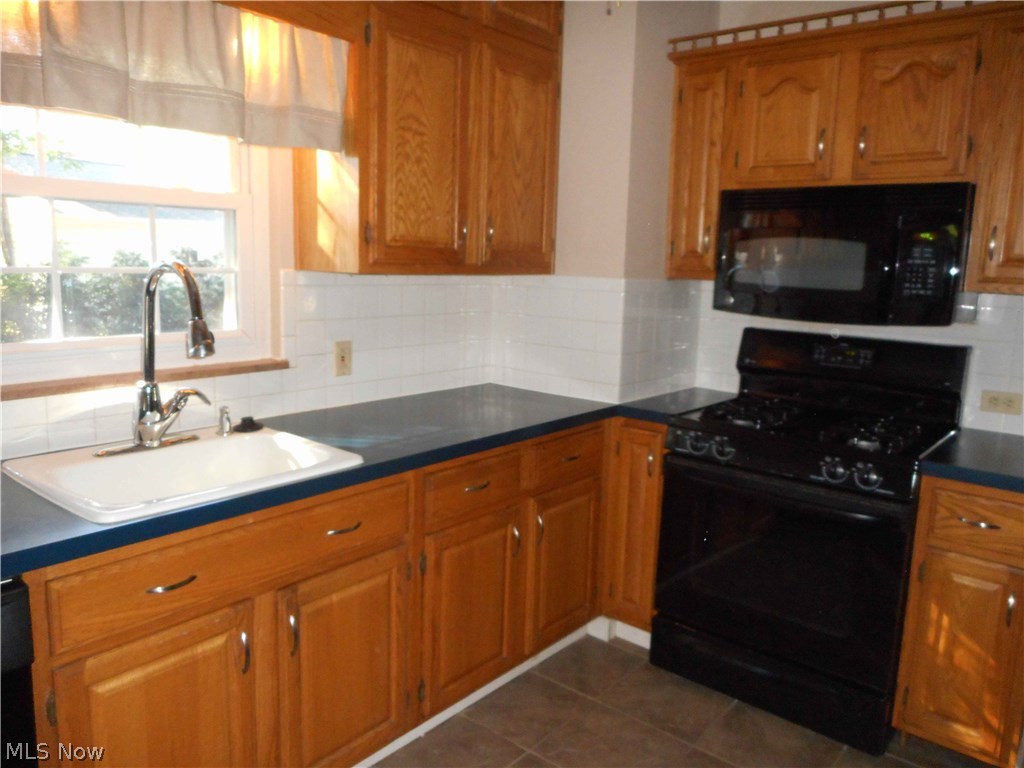21983 Eaton Road Cleveland, OH 44126 - Photo 5 of 13 All Appliances Stay