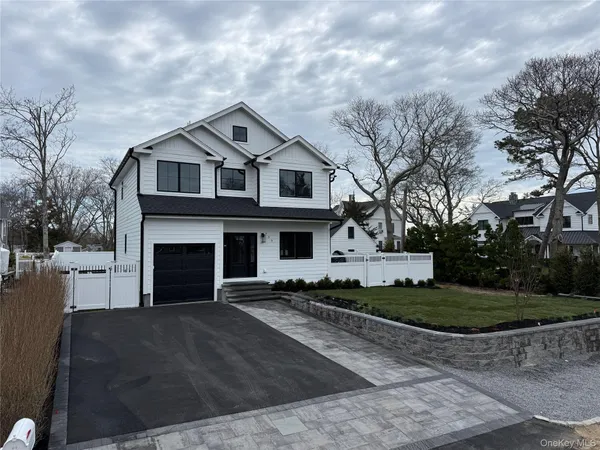 $1,999,999 | 405 South Oakwood Drive, Laurel, NY 11948