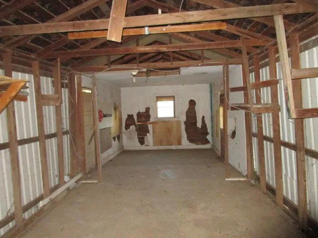 a view of livingroom with furniture