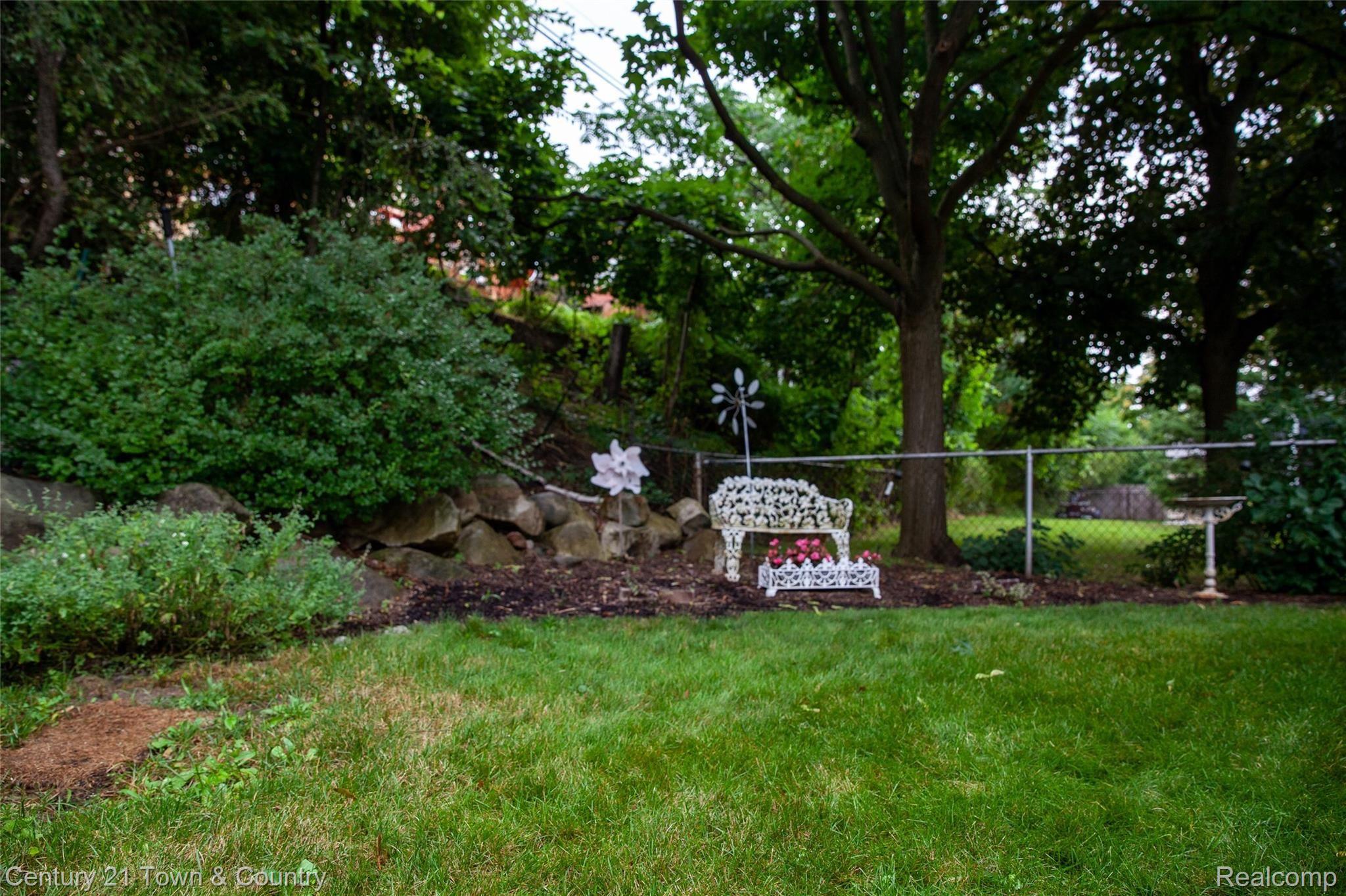 292 Thalia Avenue Rochester, MI 48307 - Photo 34 of 36 292 Thalia-9997.jpg
