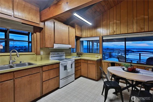 $595,000 | 3621 South Shorewood Avenue, Greenbank, WA 98253
