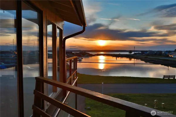 $595,000 | 3621 South Shorewood Avenue, Greenbank, WA 98253