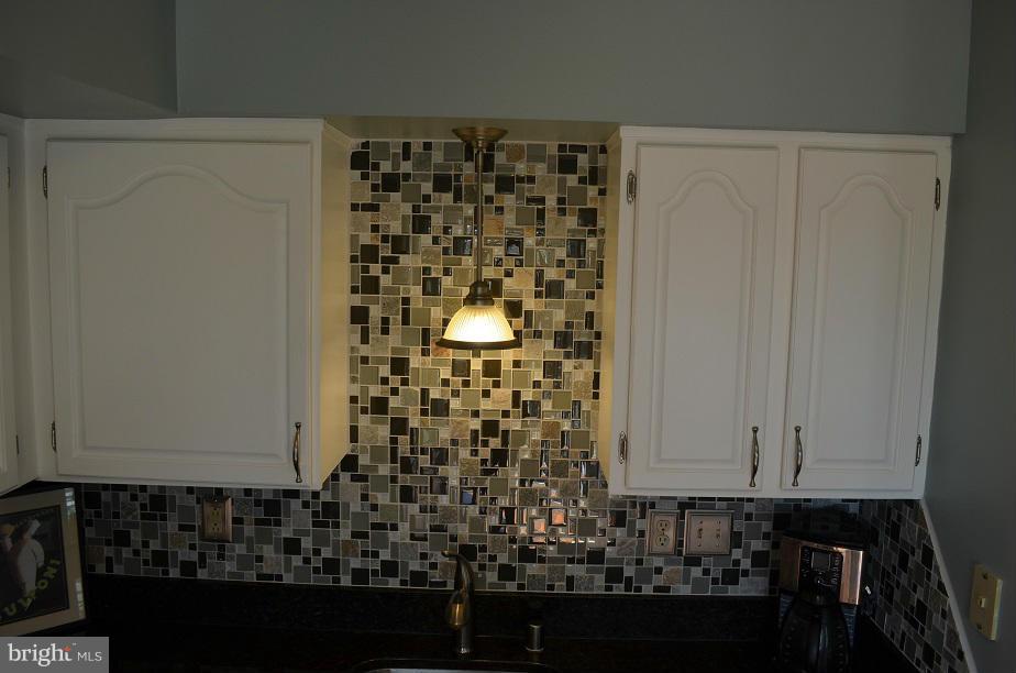 9105 Ridgefield Lane Frederick, MD 21701 - Photo 13 of 30 Kitchen - glass backsplash