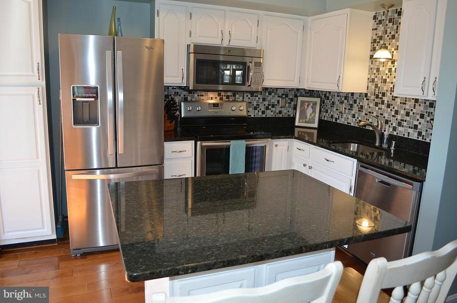 9105 Ridgefield Lane Frederick, MD 21701 - Photo 15 of 30 Kitchen - Granite Island/Breakfast Bar
